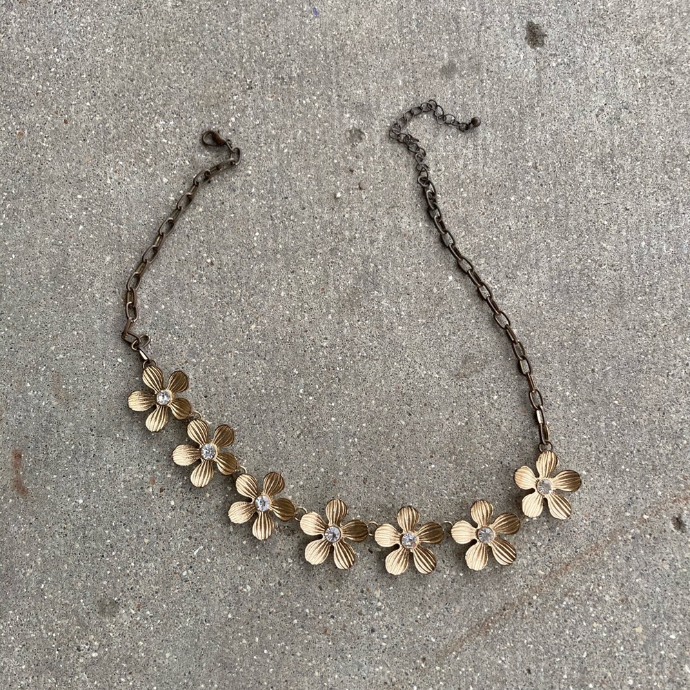 Short flower necklace
